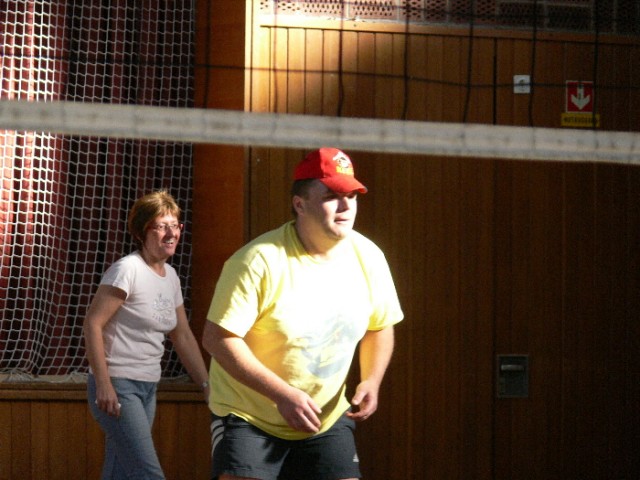 Ein Dorf spielt Volleyball