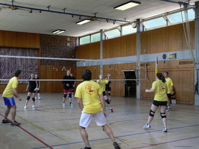 Ein Dorf spielt Volleyball