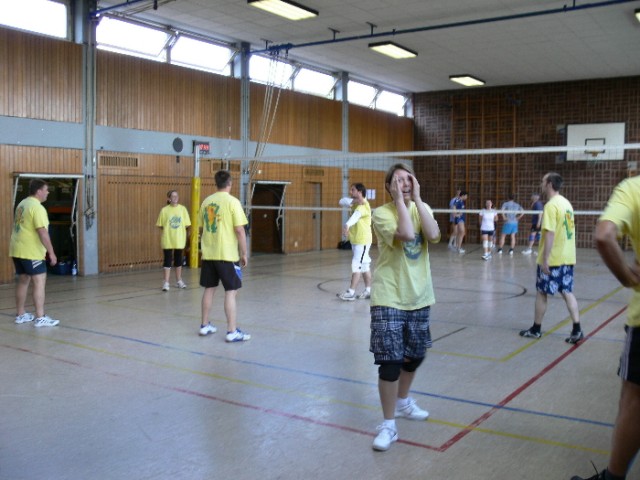 Ein Dorf spielt Volleyball