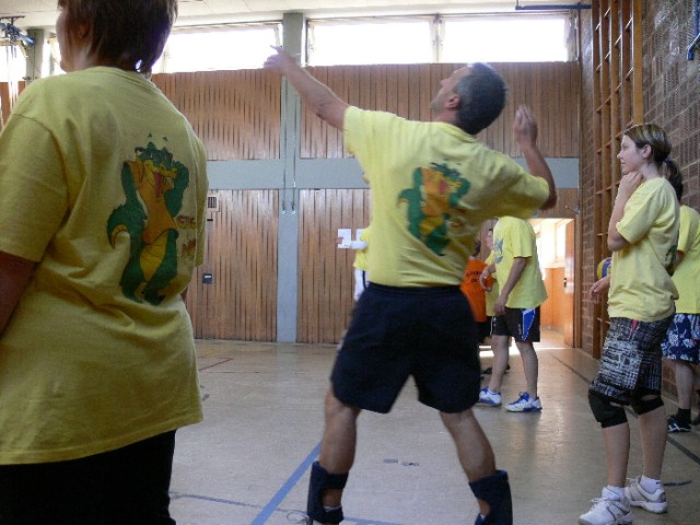 Ein Dorf spielt Volleyball