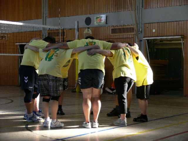 Ein Dorf spielt Volleyball