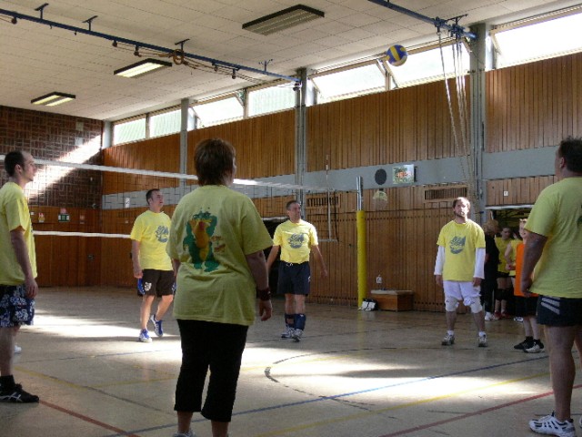 Ein Dorf spielt Volleyball