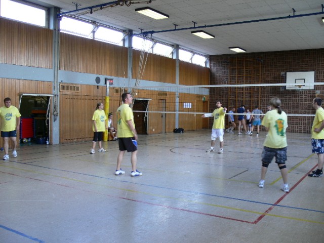 Ein Dorf spielt Volleyball