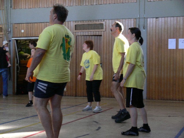 Ein Dorf spielt Volleyball