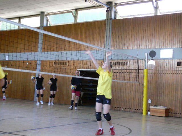 Ein Dorf spielt Volleyball