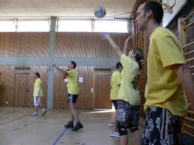 Ein Dorf spielt Volleyball