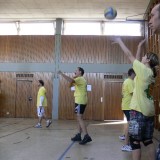 Ein Dorf spielt Volleyball